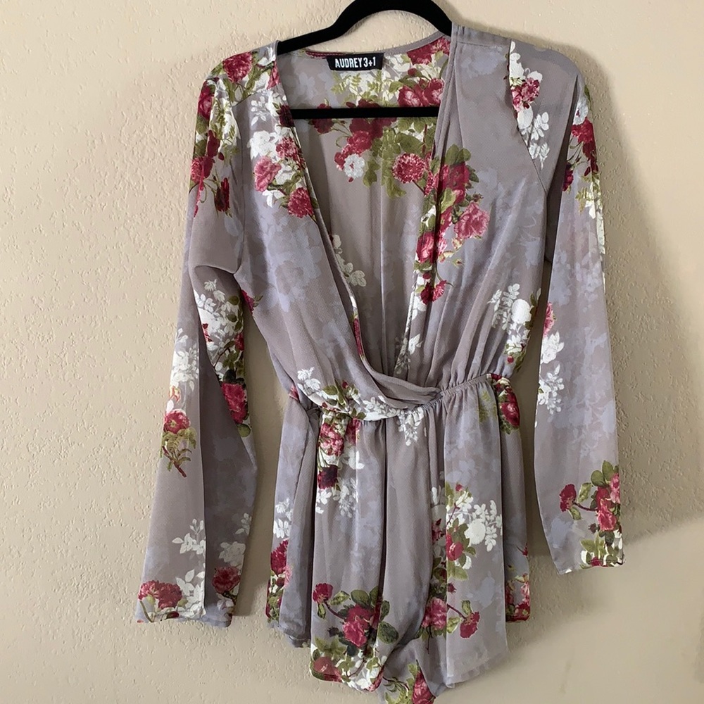 Audrey 3+1 grey floral romper